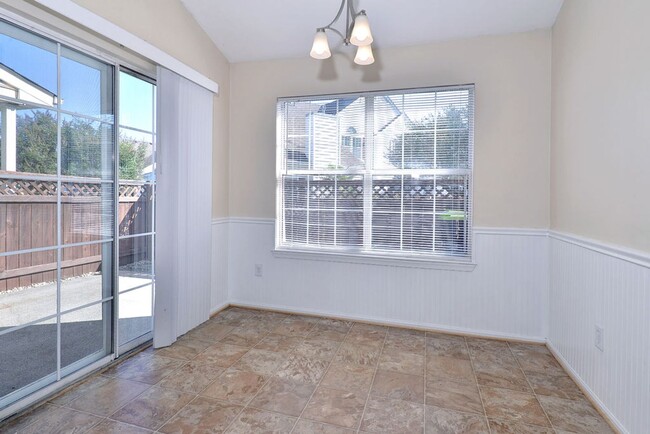 Building Photo - Convenient Coventry Condo