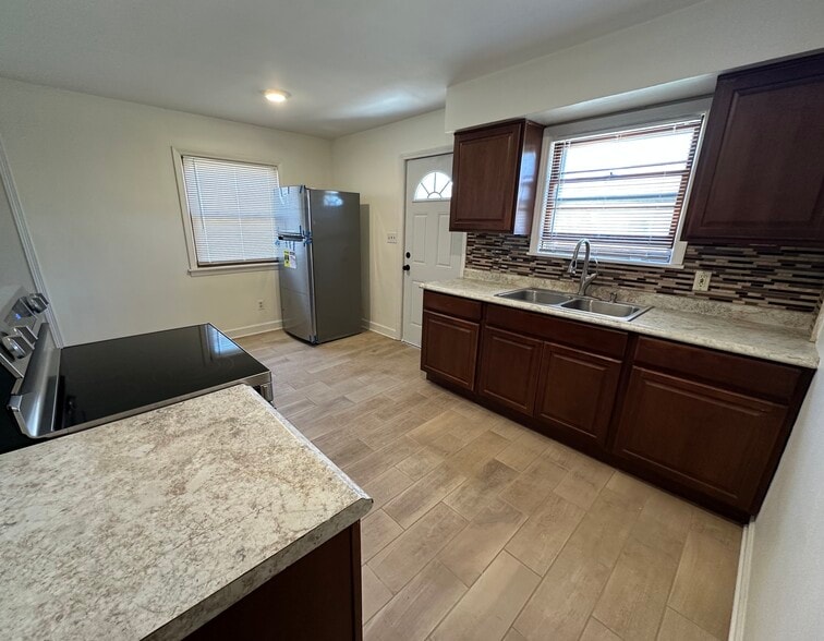 Kitchen - 3138 S Clement Ave