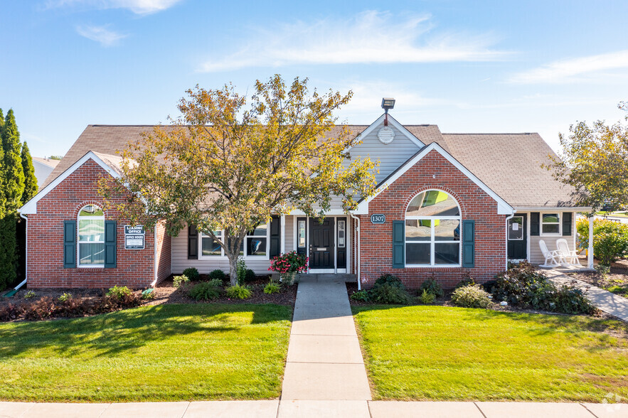 Primary Photo - Sterling Crest Apartments