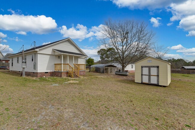 Building Photo - This beautifully renovated 3-bedroom, 2-ba...