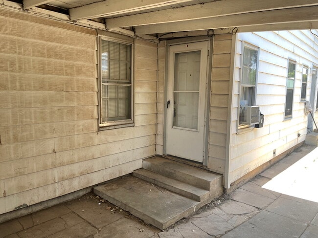 Building Photo - Cute One Bedroom Close to Campus with Lawn...