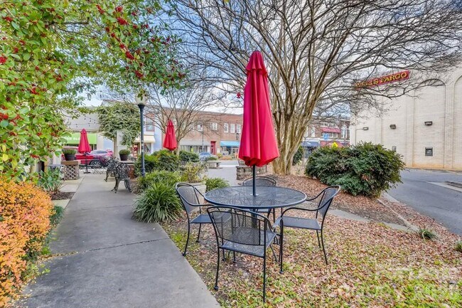 Building Photo - 503 N Church St