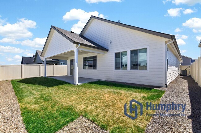 Building Photo - Beautiful home minutes from Costco