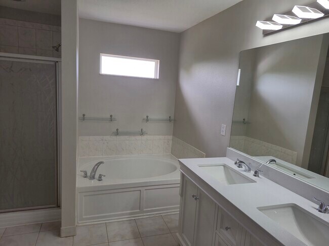 Building Photo - 2033 Providence Pl