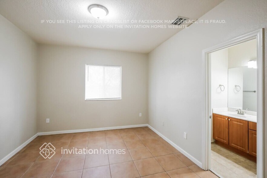 Building Photo - 8899 N Isles Cir