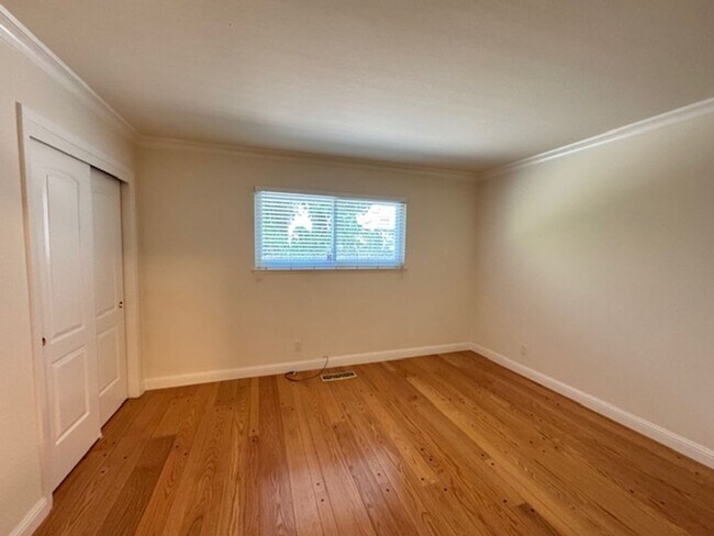 Building Photo - Single level home with pool in Whitegate c...