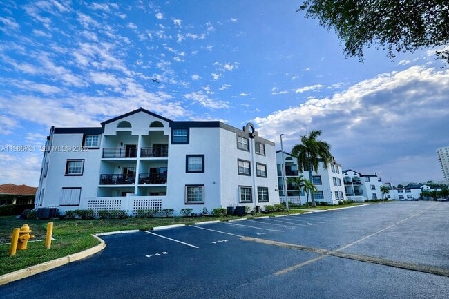 Building Photo - 9731 Fontainebleau Blvd