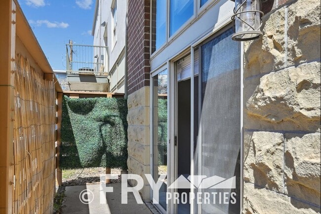 Building Photo - Ground Floor Condo in Great Uptown Location