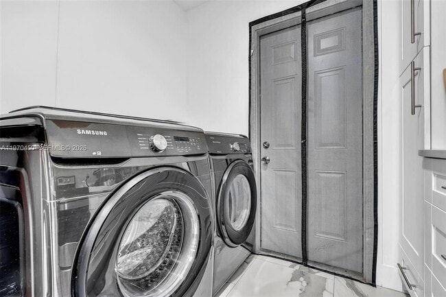 Building Photo - 6781 Franklin St