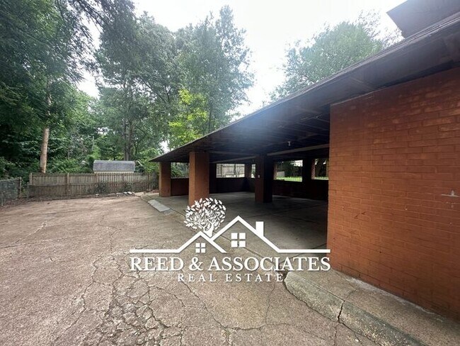 Building Photo - Spacious 3-Bedrooms in White Station Schoo...