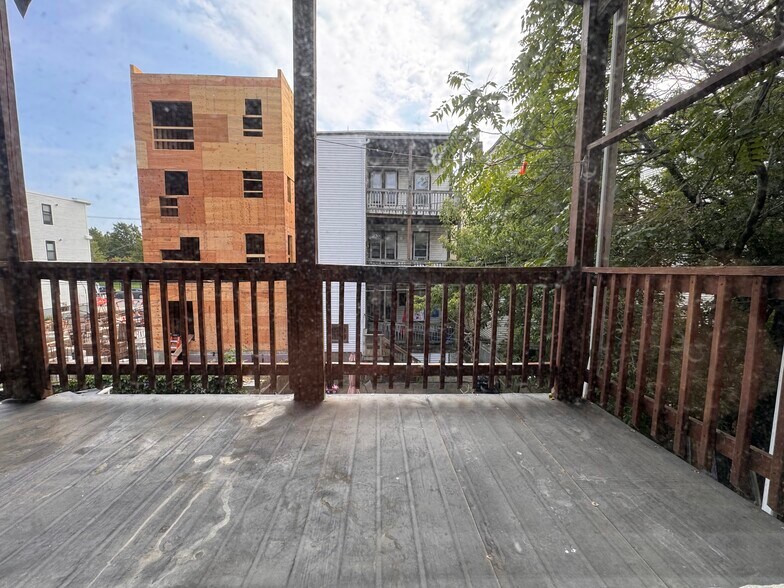 Building Photo - 211 Chelsea St