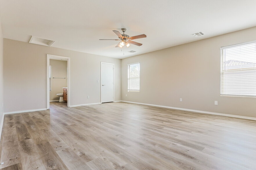 Building Photo - 2325 E Palm Beach Dr