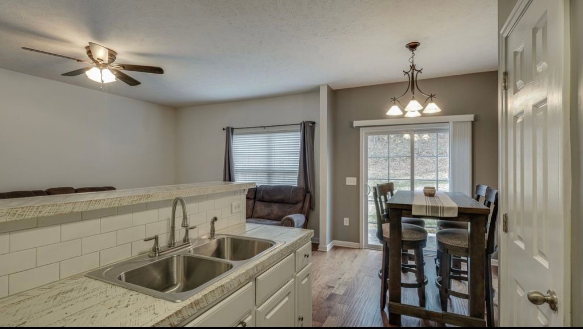 Building Photo - 8308 Oak Knoll Dr