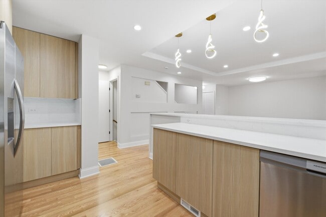Building Photo - 5510 S Cornell Ave
