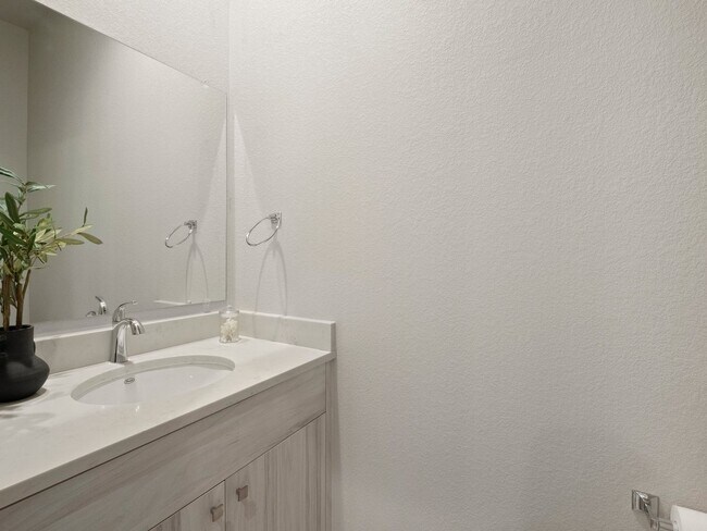 Building Photo - Modern Townhome with Mountain Views in One...