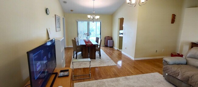 Building Photo - 1132 SE Oriental Ave