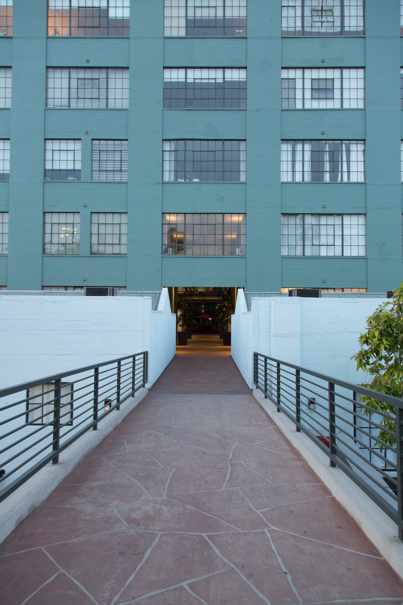 Building Photo - 420 S San Pedro St