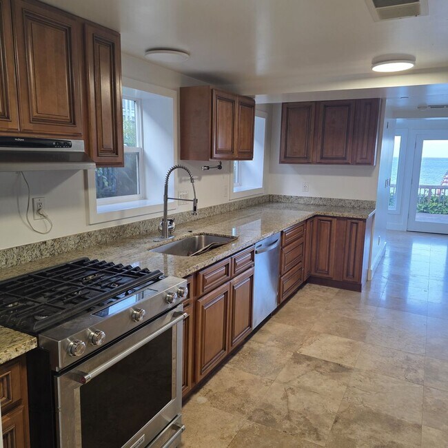 Building Photo - Live on the Water in Sausalito — 2BD with Direct Beach Access