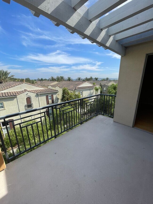 Building Photo - Adorable 1BR Condo in Carmel Valley with W...