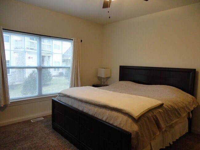 Building Photo - Large Condo For Rent