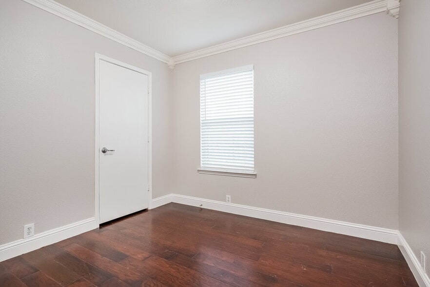 Building Photo - 711 River Run Dr