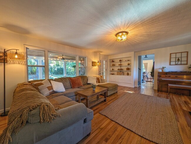 Building Photo - 317 Balsam Dr