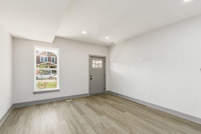 Building Photo - 858 E Starr Ave