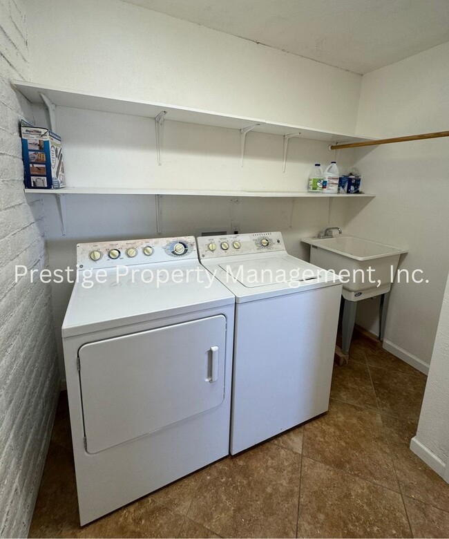 Building Photo - 3/2 East Side Charmer w/ an Updated Kitche...