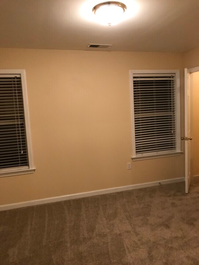 Building Photo - 1317 Island Pl E