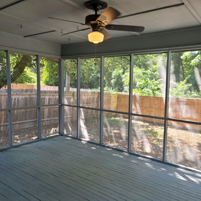 Building Photo - New Listing