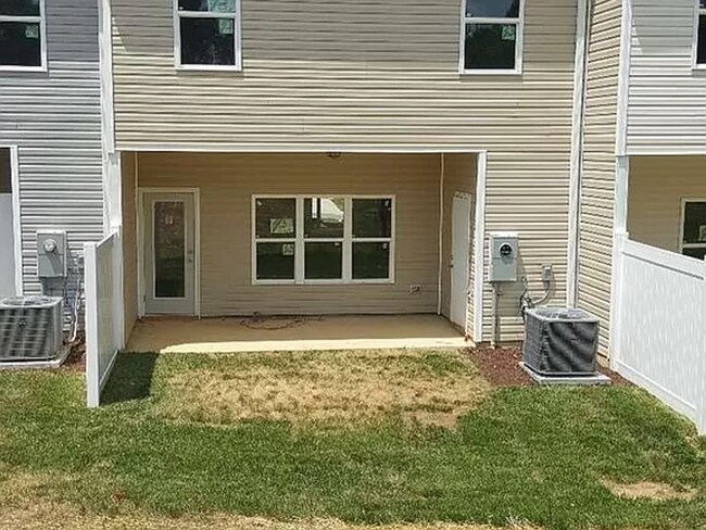 Building Photo - 3-Bedroom Townhome Available Eary July!