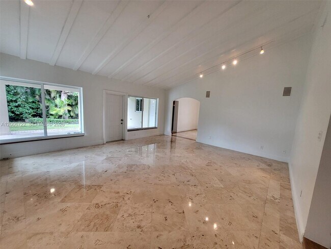 Building Photo - 825 Cremona Ave