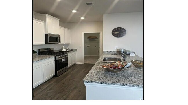 Building Photo - New 4/2.5 Townhome Near Lake Conestee and ...