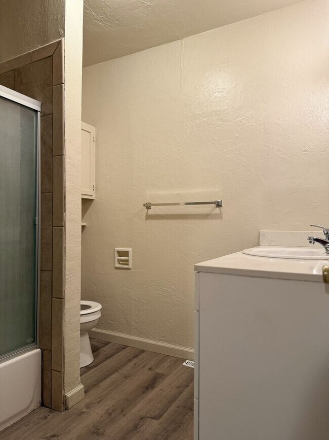 Building Photo - Charming and newly upgraded home. AVAILABL...
