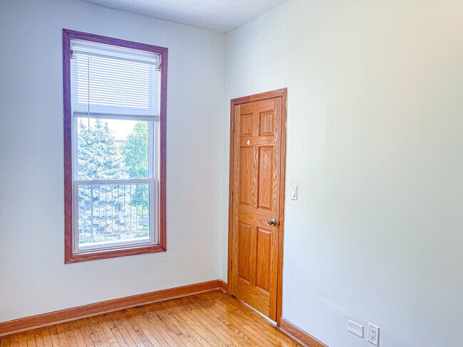 Building Photo - 1144 W 17th St