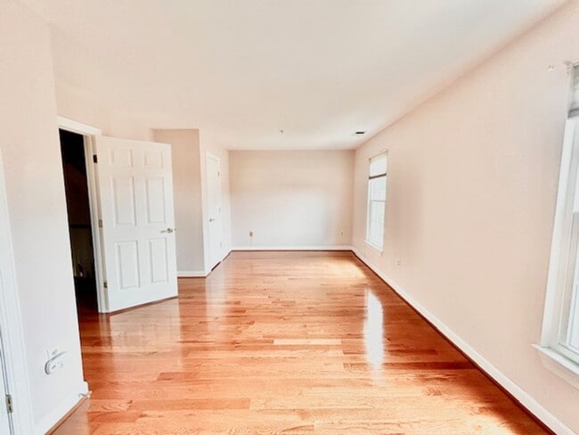 Building Photo - Luxury Awaits!