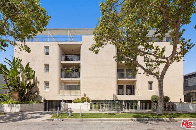 Building Photo - 423 Rexford Dr
