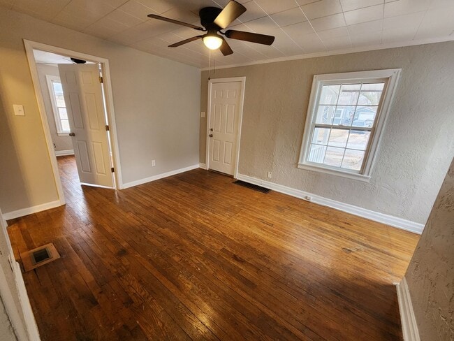 Building Photo - Spacious 3-Bedroom, 1-Bathroom Home AVAILABLE NOW!!