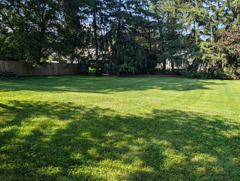 Bkyd & view from kitchen - 14519 Dowling Dr