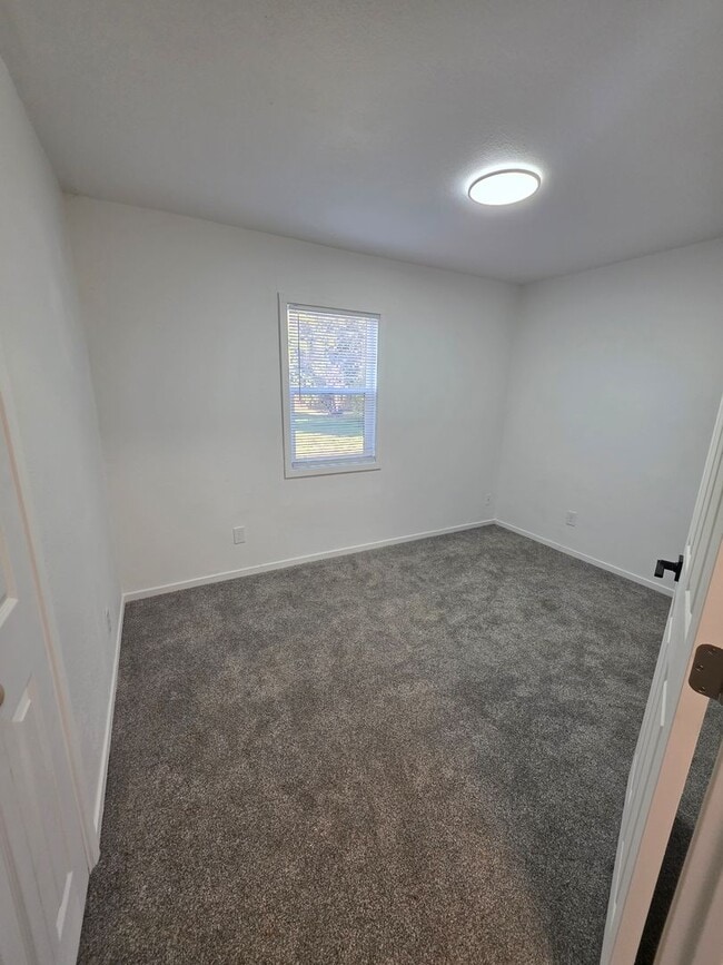 Building Photo - REMOELED 2 BED 1 BATH HOUSE READY NOW!