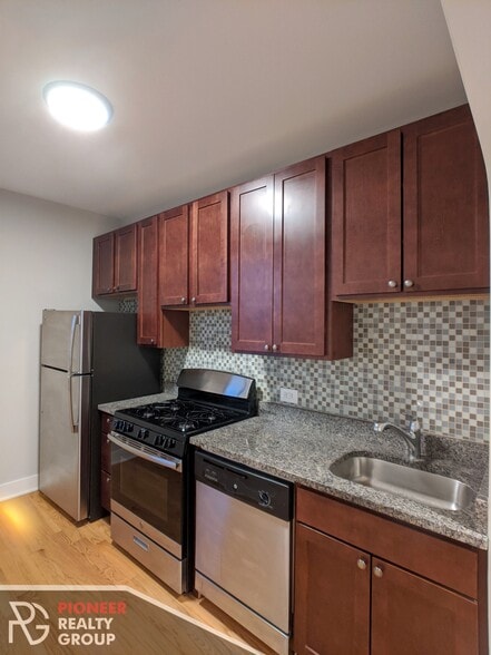 Building Photo - 4409 N Wolcott Ave