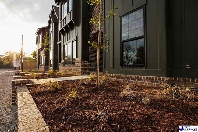 Building Photo - 501 W Cheves St