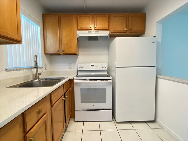 Building Photo - 1638 Embassy Dr