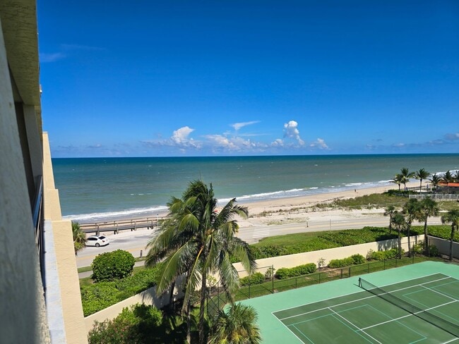 Building Photo - Penthouse in the Racquet Club annual rental!
