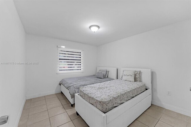 Building Photo - 10441 SW 156th Ct