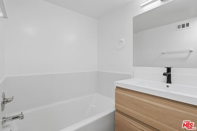 Building Photo - 435 N Oakhurst Dr
