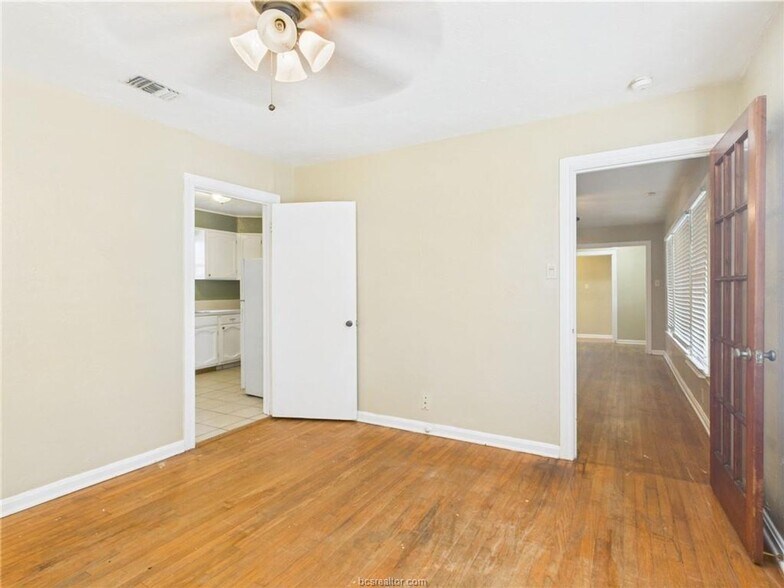 Building Photo - LATE JULY MOVE IN!  Adorable 3 Bedroom 2 Bathroom House