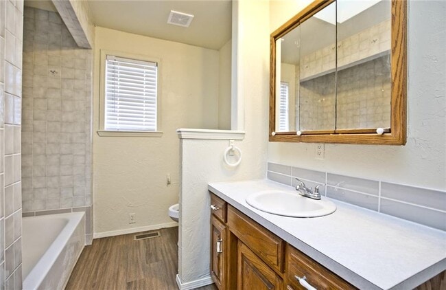 Building Photo - 726 McClure Ave