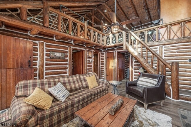 Building Photo - 121 Bearfort Rd