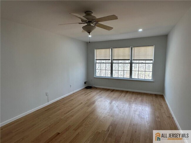 Building Photo - 352 Bowler Ct